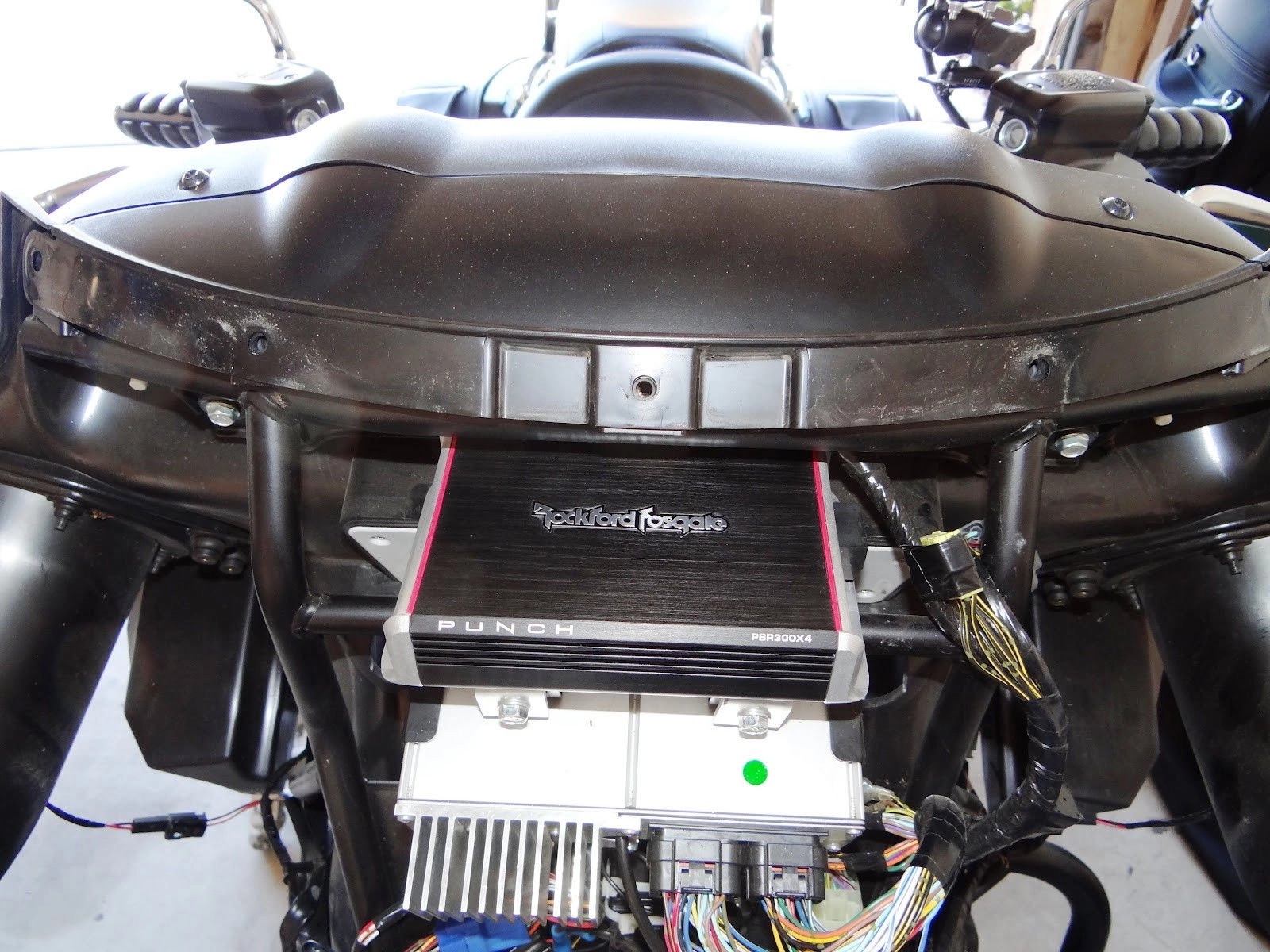 Kustom Cycle Parts Victory Cross Country and Magnum Amp Mounting Bracket - Black Aluminum