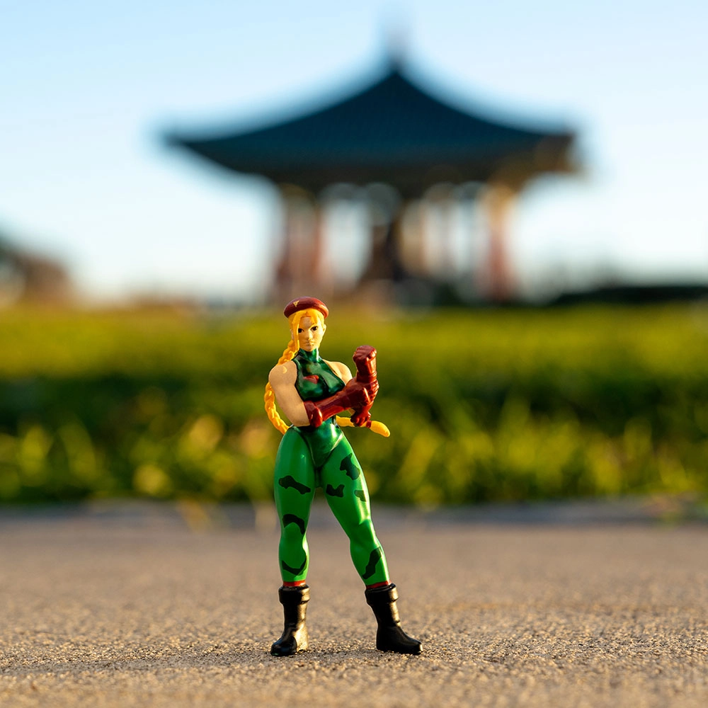 Street Fighter 1969 Chevy Stingray Corvette with Cammy Figure - 1:24