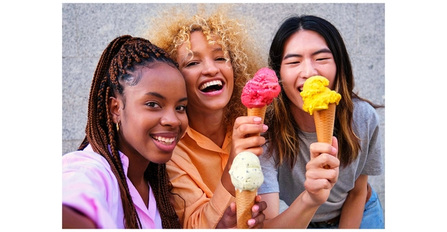 Vivid shots. Sharp selfies