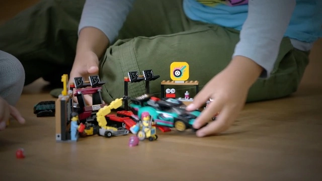 City Custom Car Garage (60389) - 2 Customisable Cars 4 Minifigures