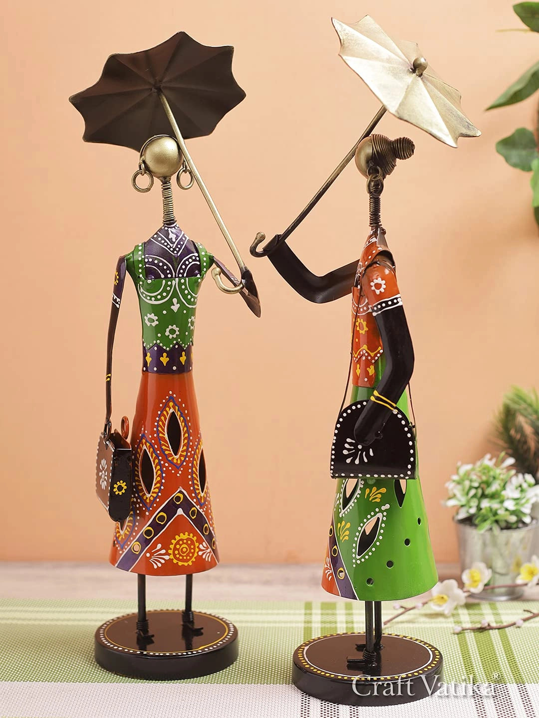 CraftVatika Metal Fashion Dolls with Umbrella Statue - Iron