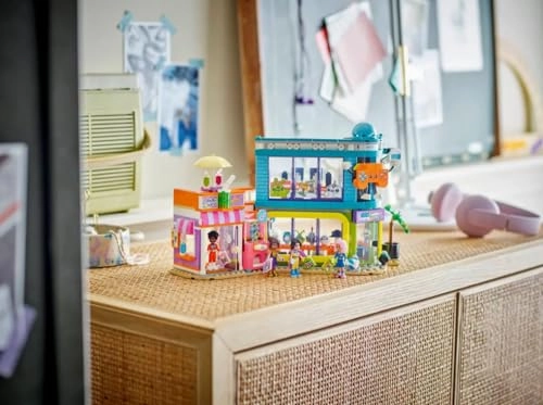 Friends Comic Book & Game Store (42674)