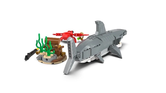 Fierce Shark with a Treasure Chest - 3in1 8+