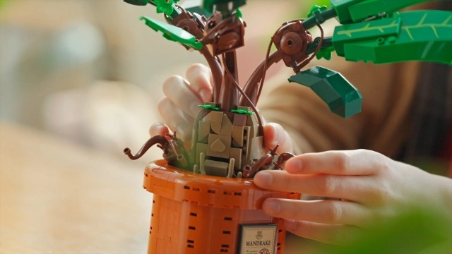 Harry Potter Mandrake Figure (76433) - Posable plant pot