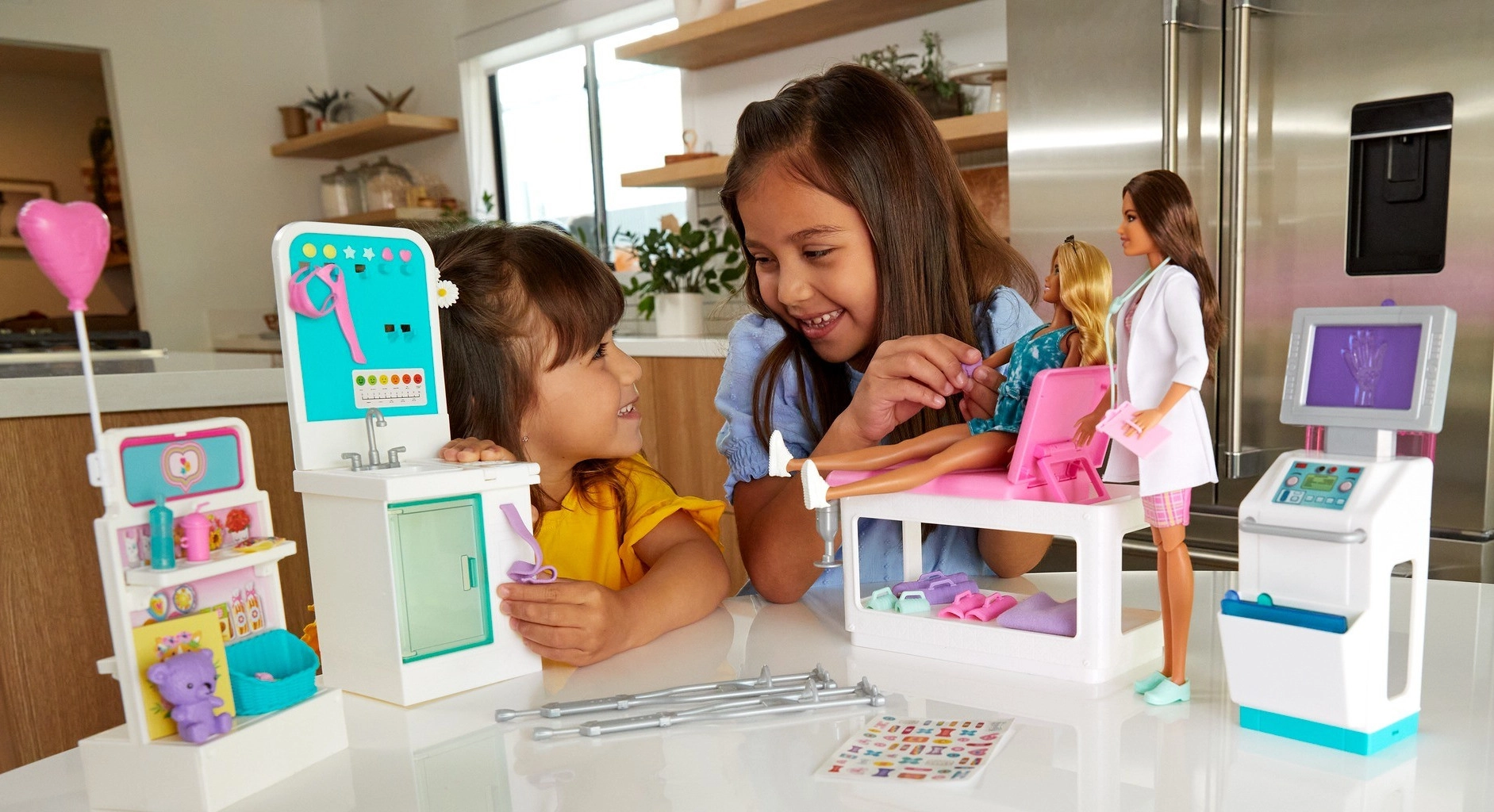 Fast Cast Pet Vet Clinic Playset - With Doll 2 Pets Ages 3+