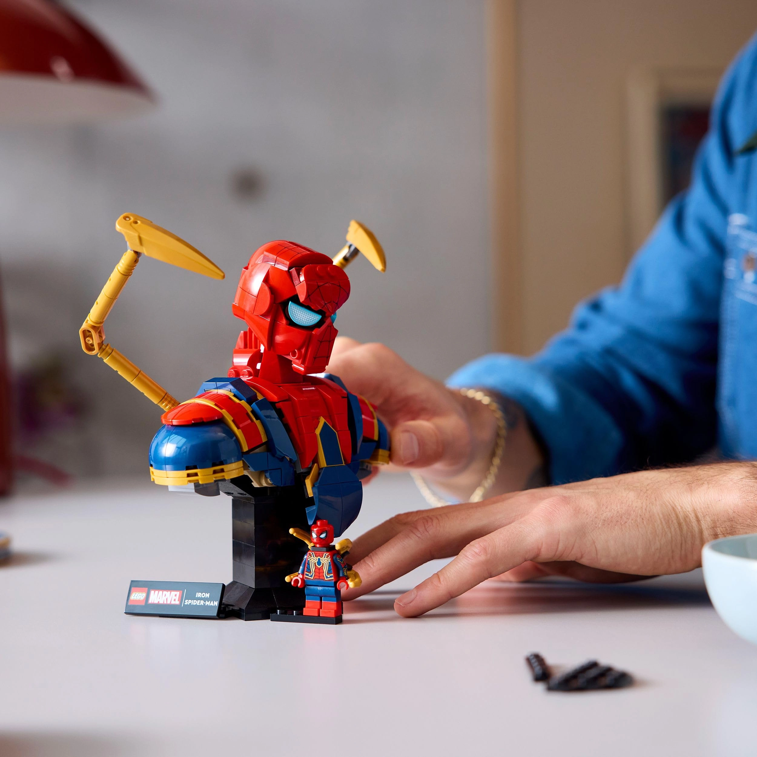 Marvel Iron Spider-Man Bust (76326) - Display Model includes Minifigure