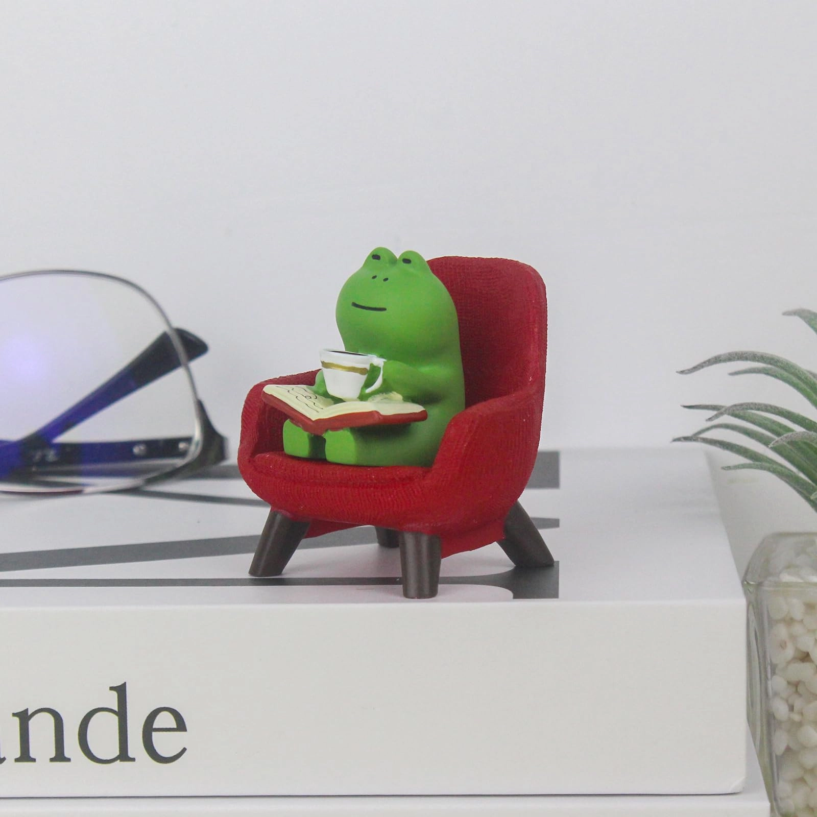 Miniature Frog Figurines - high-quality resin material