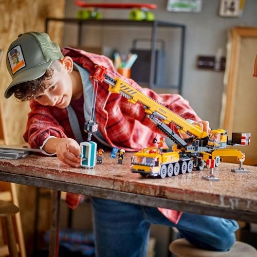 City Mobile Construction Crane - 4 Minifigures Long Extendable Boom