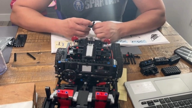 Off-Road SUV Wrangler - 1:8 Scale