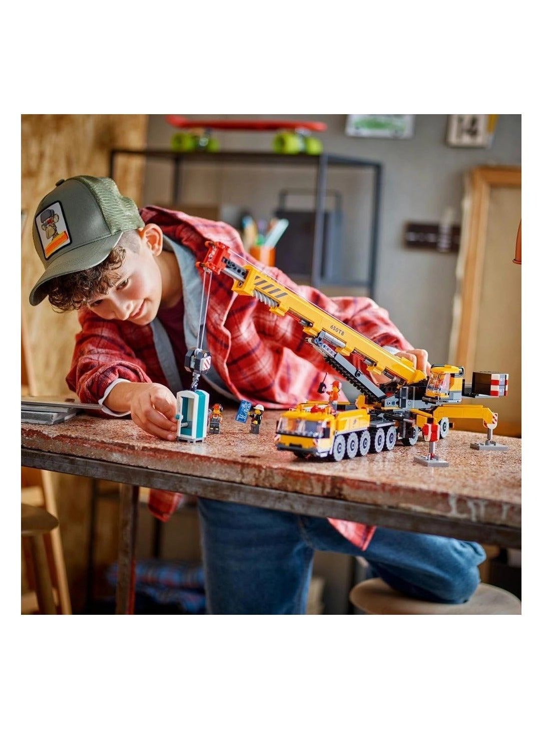 City Mobile Construction Crane - 4 Minifigures Long Extendable Boom