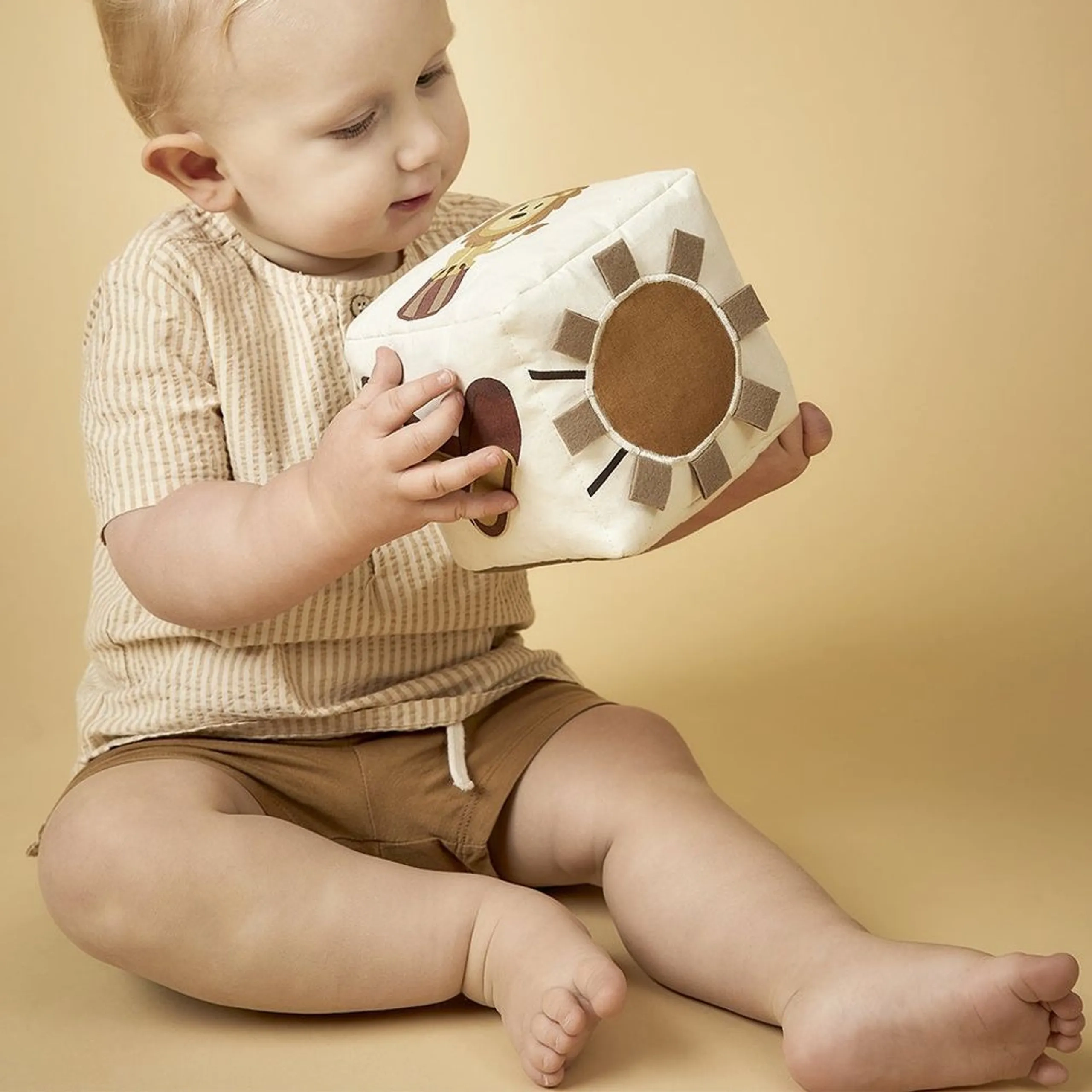 Fabric Cube With Crackling Paper - 3 months 100% organic cotton